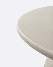Load image into Gallery viewer, Mesa de comedor de exterior CLAUDE de microcemento Ø 125 cm x 75 cm