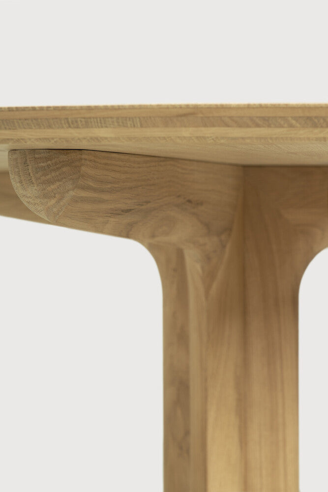 Corto dining table