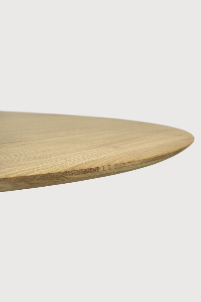 Corto dining table