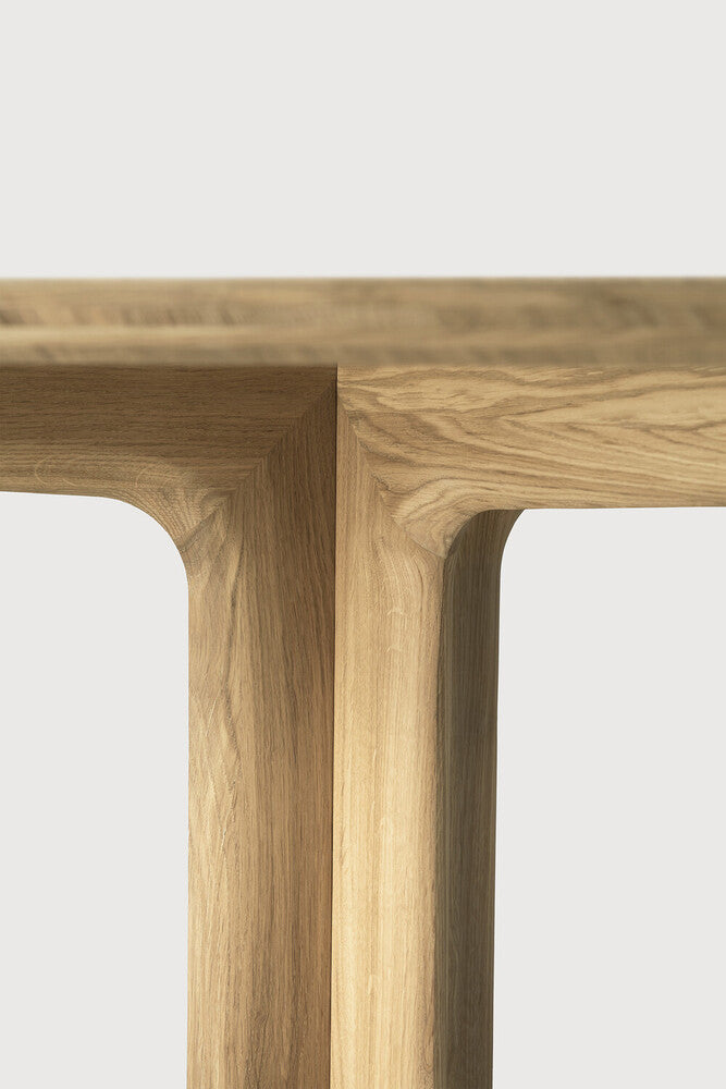 Corto dining table