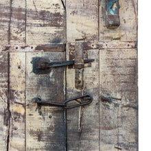 Carica l'immagine nel visualizzatore di Gallery, Old door
