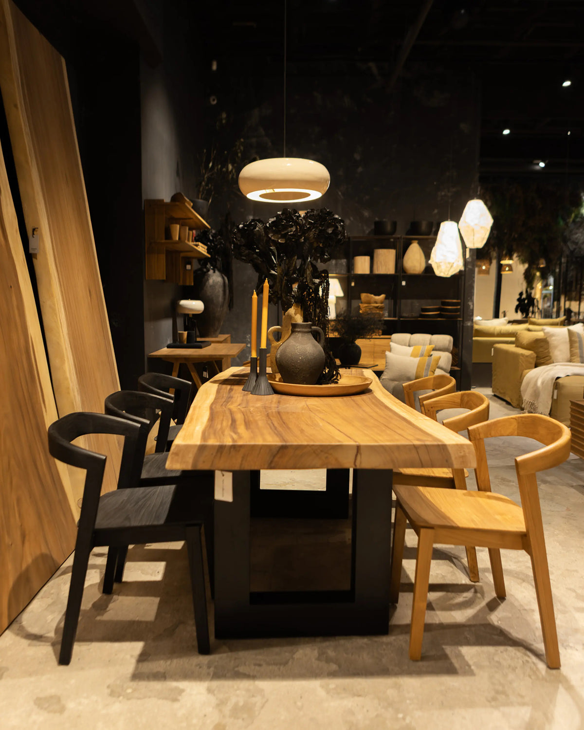 QUEEN Dining table