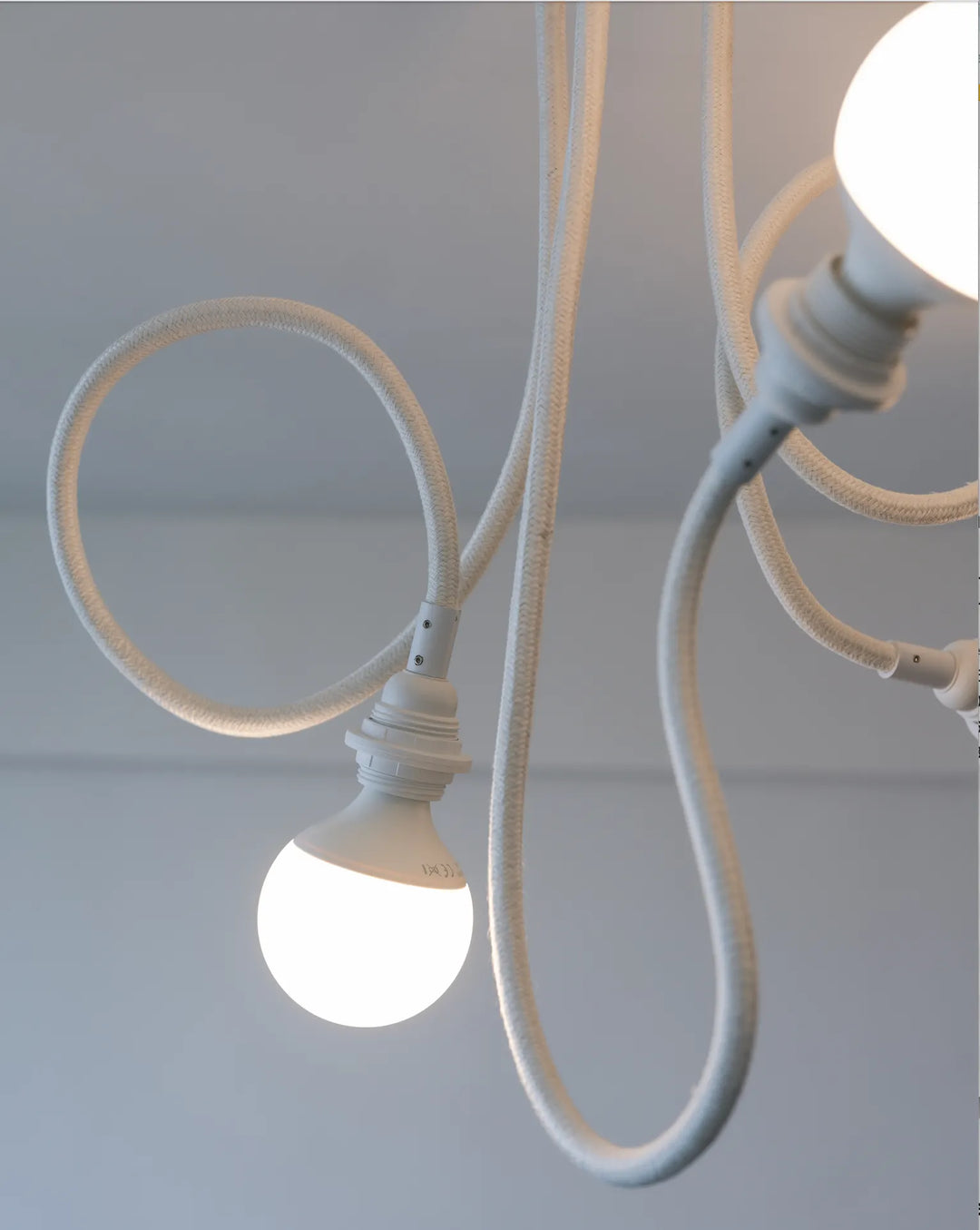 TWIST 3-light white linen pendant with white sockets