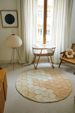 Charger l&#39;image dans la galerie, WASHABLE RUG ROUND HONEYCOMB Ø 140 cm