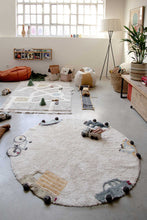 Cargar imagen en el visor de la galería, WASHABLE RUG WHEELS Ø140 cm