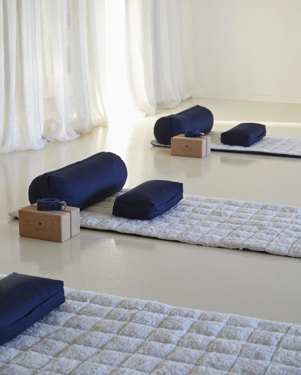 YOGA BOLSTER, LARGE, ROUND