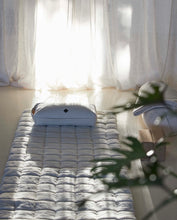 Laden Sie das Bild in den Galerie-Viewer, YIN YOGA MATTRESS W/FUR,