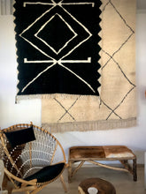 Cargar imagen en el visor de la galería, Moroccan Wool Rug / Authentic Beni Ourain