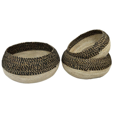 Round baskets in natural and tinted rush