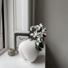 Load image into Gallery viewer, Sumo Vase, Mini - Bone White