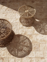 Carica l&#39;immagine nel visualizzatore di Gallery, ROUND TABLE IN RATTAN